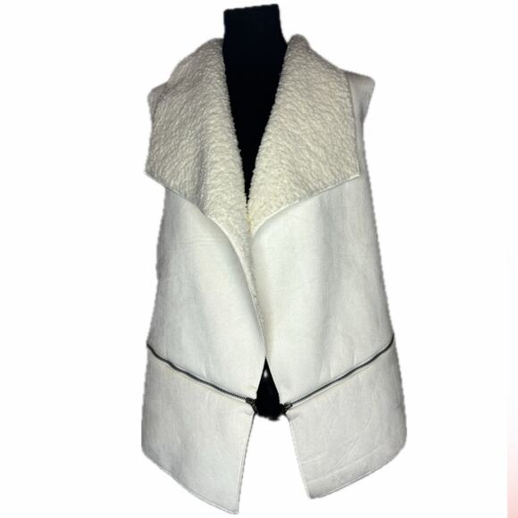 Skye's the Limit Jackets & Blazers - Skye's the limit Animal Magnetism Ivory Faux Fur Sleeveless Vest Size XL ✨